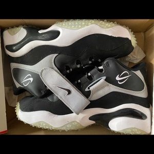 Bo Jackson shoe with the raiders